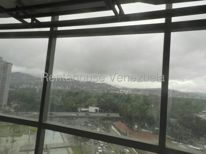 Comercial (Oficina) en Alquiler en Los Dos Caminos, Distrito Metropolitano - 28