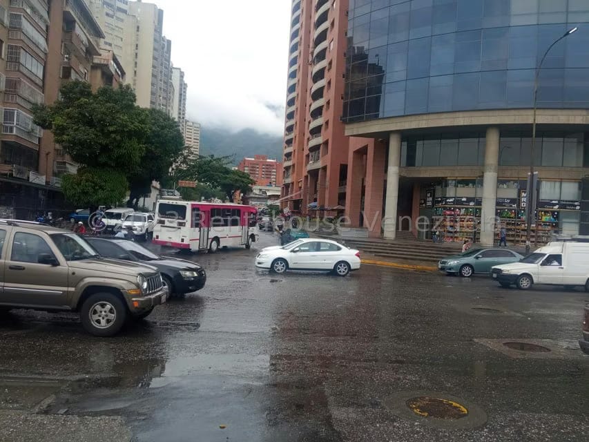Comercial (Oficina) en Alquiler en Los Dos Caminos, Distrito Metropolitano - 4