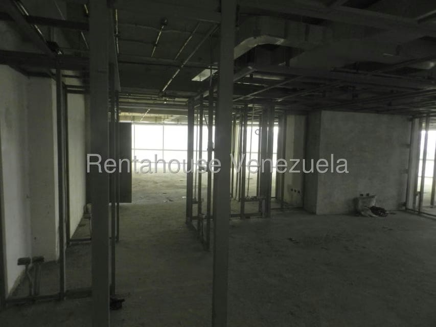Comercial (Oficina) en Alquiler en Los Dos Caminos, Distrito Metropolitano - 35