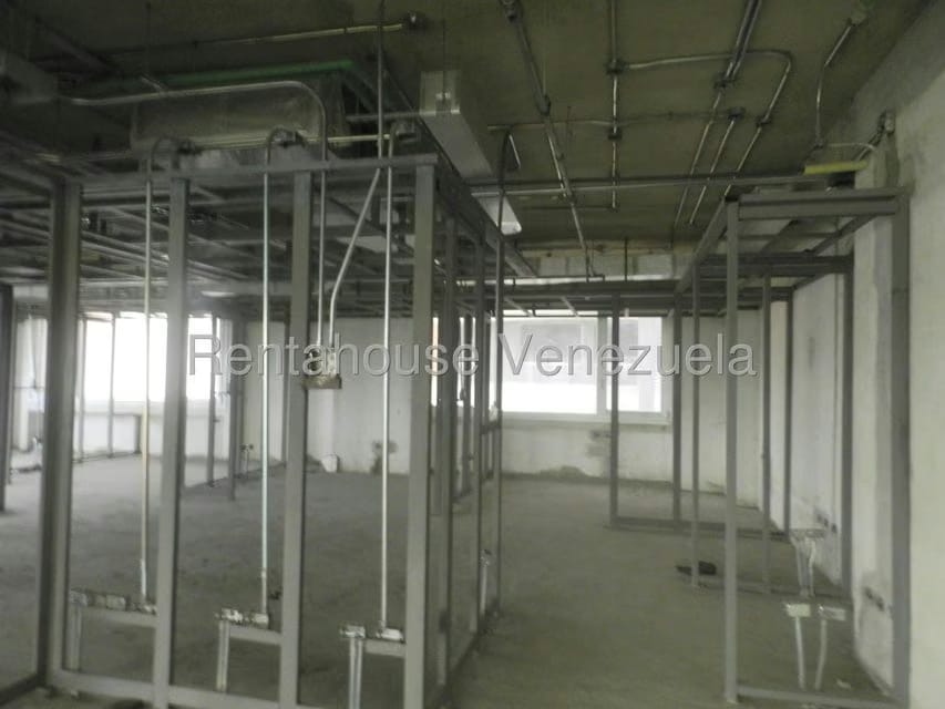 Comercial (Oficina) en Alquiler en Los Dos Caminos, Distrito Metropolitano - 9