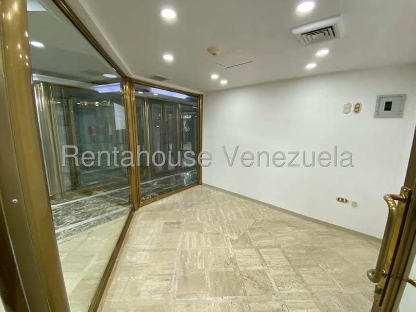 Comercial (Local Comercial) en Alquiler en Chuao, Distrito Metropolitano - 3