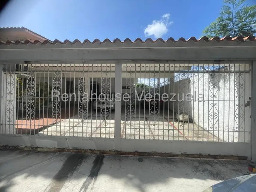 Casa (Multipes Niveles) en Venta en Prados del Este, Distrito Metropolitano - 2
