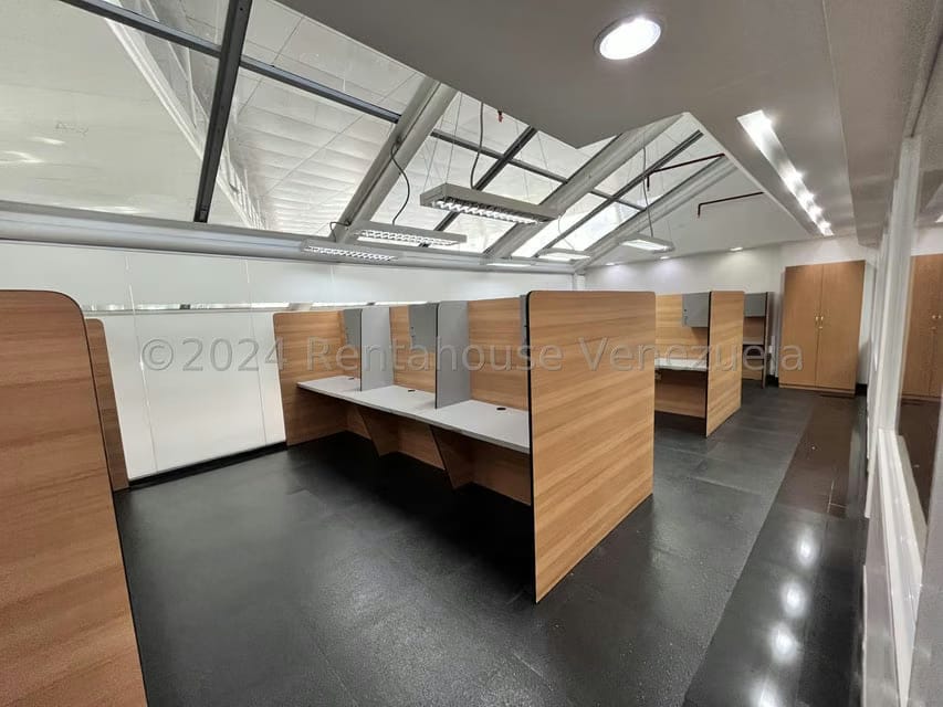 Comercial (Oficina) en Alquiler en Los Dos Caminos, Distrito Metropolitano - 2