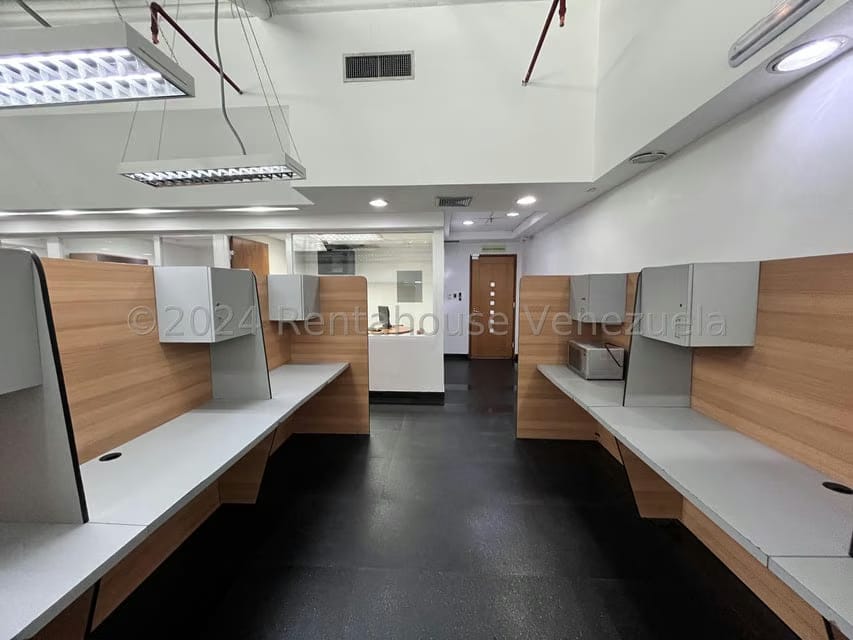 Comercial (Oficina) en Alquiler en Los Dos Caminos, Distrito Metropolitano - 3