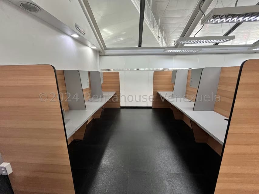 Comercial (Oficina) en Alquiler en Los Dos Caminos, Distrito Metropolitano - 4