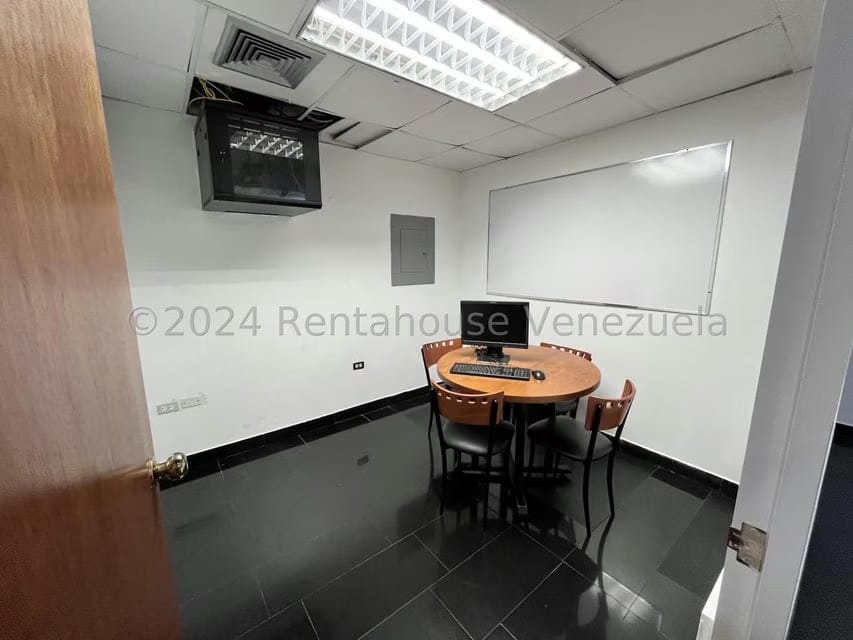 Comercial (Oficina) en Alquiler en Los Dos Caminos, Distrito Metropolitano - 5