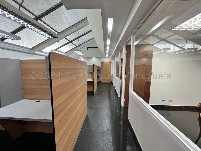 Comercial (Oficina) en Alquiler en Los Dos Caminos, Distrito Metropolitano - 6