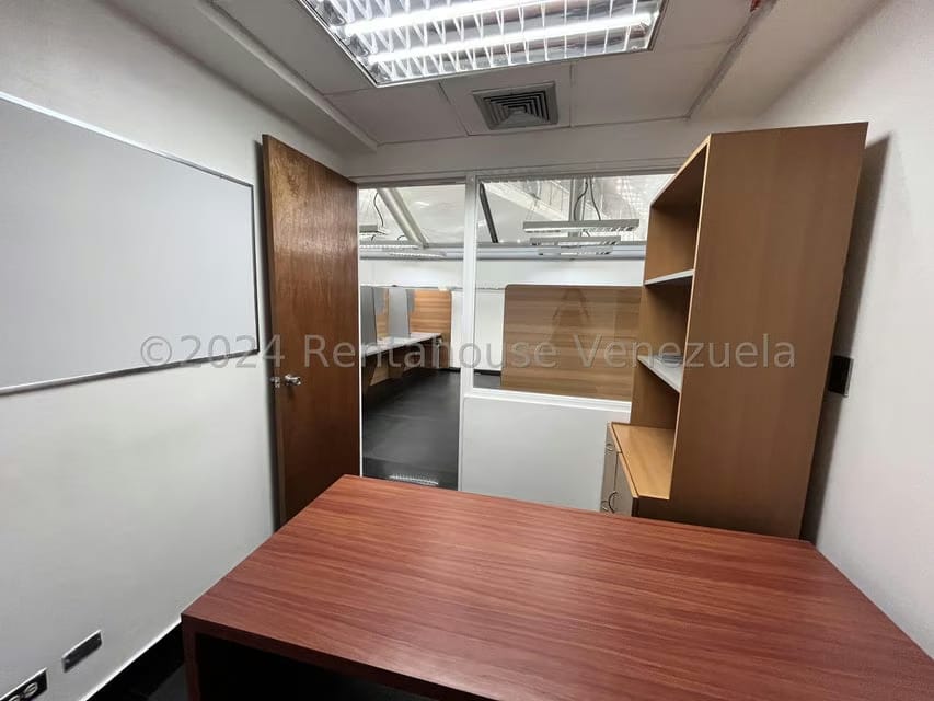 Comercial (Oficina) en Alquiler en Los Dos Caminos, Distrito Metropolitano - 8
