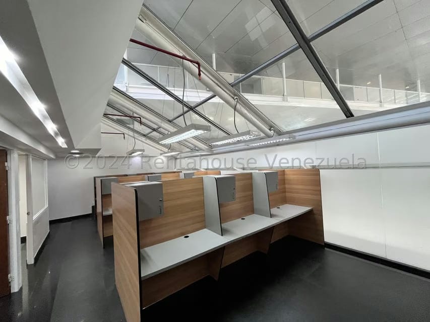 Comercial (Oficina) en Alquiler en Los Dos Caminos, Distrito Metropolitano - 9