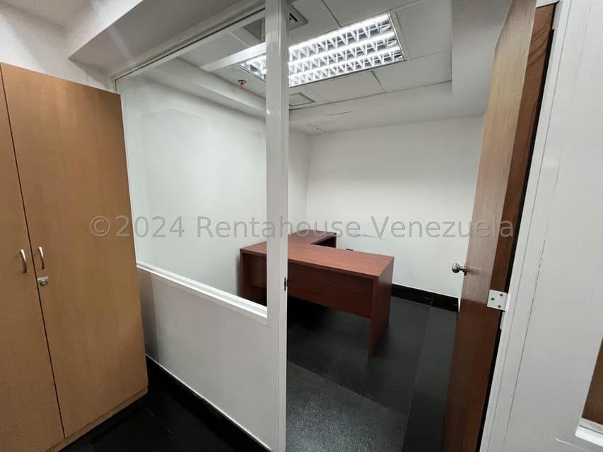 Comercial (Oficina) en Alquiler en Los Dos Caminos, Distrito Metropolitano - 10