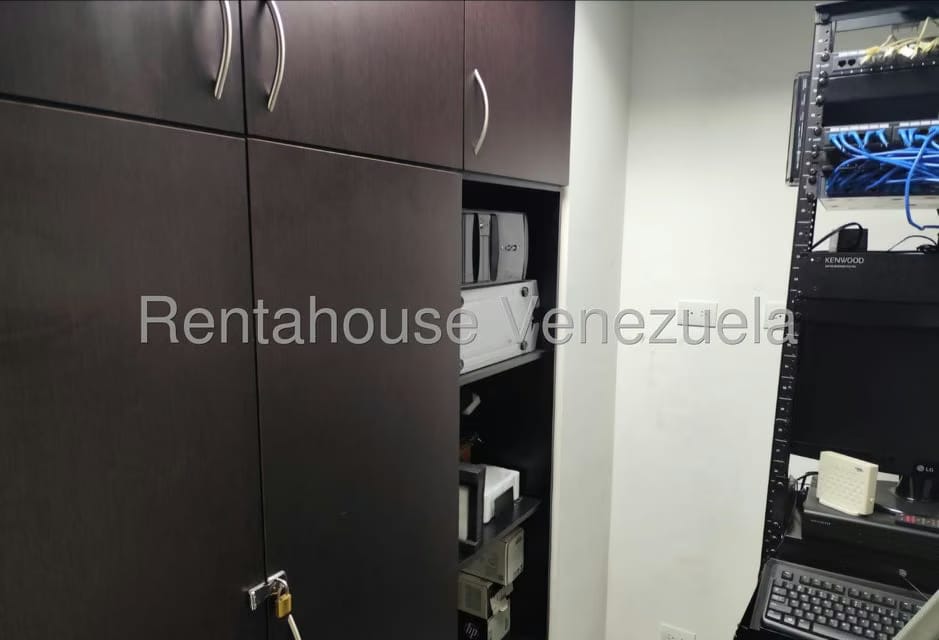 Comercial (Oficina) en Alquiler en Los Dos Caminos, Distrito Metropolitano - 11