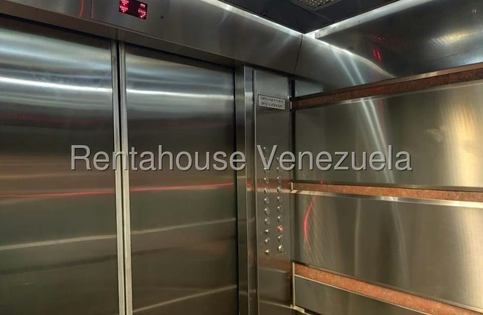 Comercial (Oficina) en Alquiler en Los Dos Caminos, Distrito Metropolitano - 5