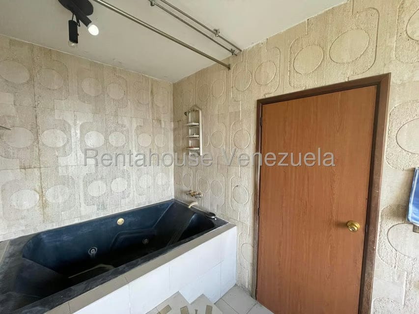 Casa (Multipes Niveles) en Venta en Colinas de Santa Monica, Distrito Metropolitano - 13