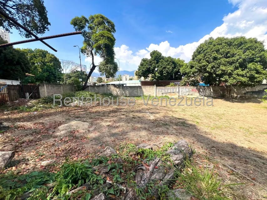 Terreno (Comercial) en Venta en El Paraiso, Distrito Metropolitano - 2