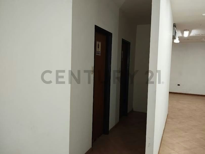 Amplio local a remodelar a sus necesidades - 4