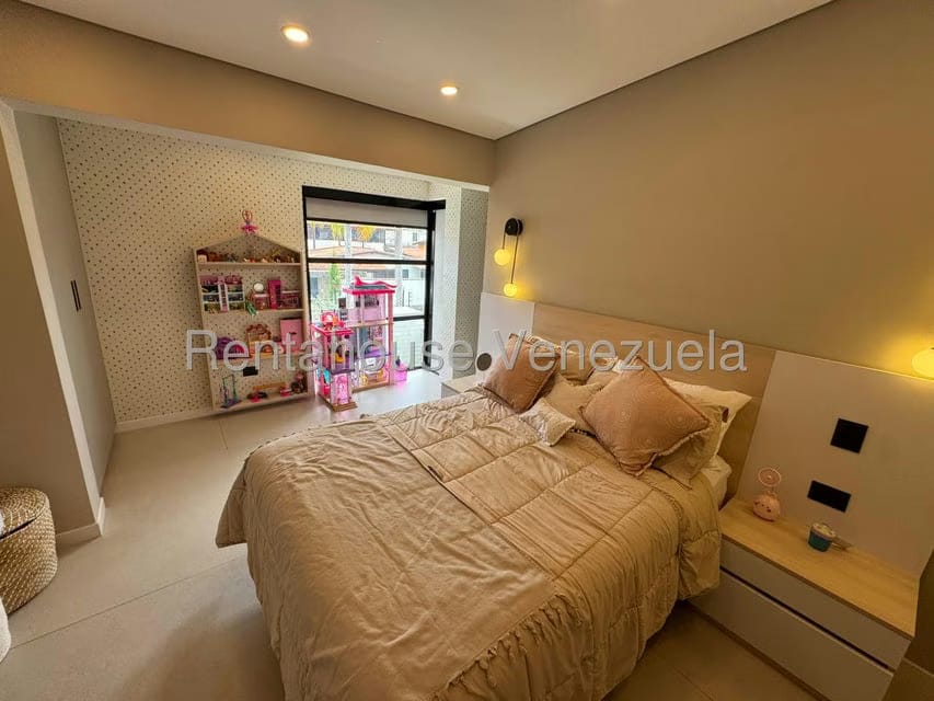 Casa (Multipes Niveles) en Venta en Lomas de La Lagunita, Distrito Metropolitano - 11