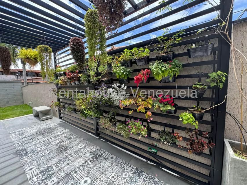 Casa (Multipes Niveles) en Venta en Lomas de La Lagunita, Distrito Metropolitano - 107
