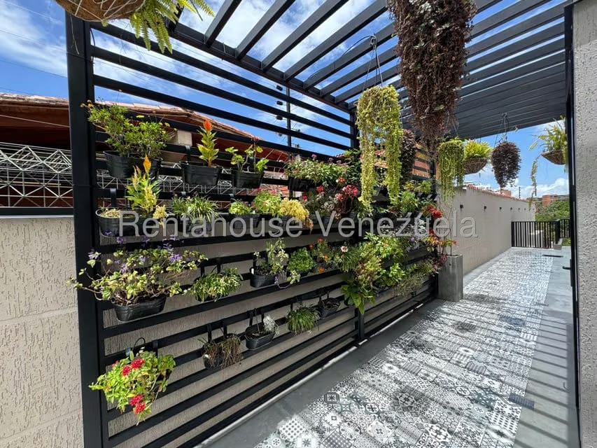 Casa (Multipes Niveles) en Venta en Lomas de La Lagunita, Distrito Metropolitano - 108