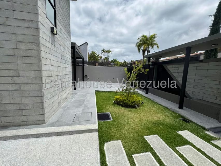 Casa (Multipes Niveles) en Venta en Lomas de La Lagunita, Distrito Metropolitano - 110