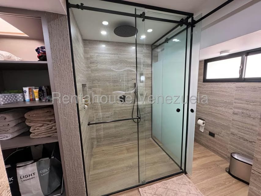 Casa (Multipes Niveles) en Venta en Lomas de La Lagunita, Distrito Metropolitano - 23