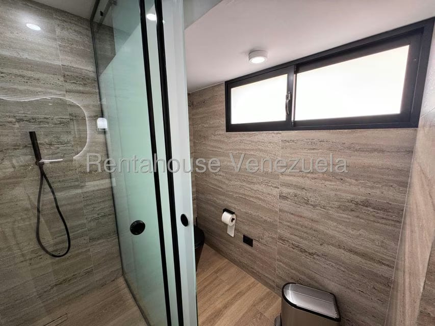 Casa (Multipes Niveles) en Venta en Lomas de La Lagunita, Distrito Metropolitano - 25