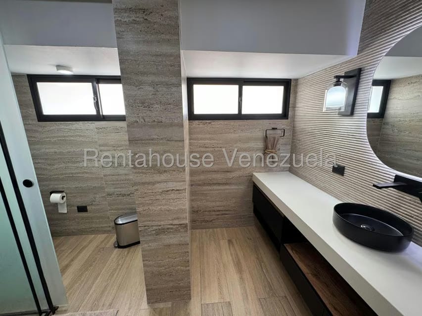 Casa (Multipes Niveles) en Venta en Lomas de La Lagunita, Distrito Metropolitano - 26