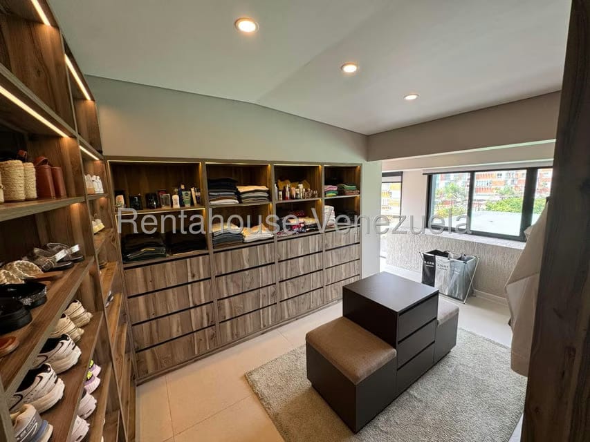Casa (Multipes Niveles) en Venta en Lomas de La Lagunita, Distrito Metropolitano - 44