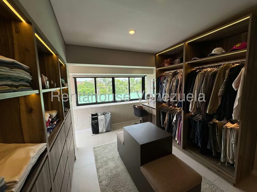 Casa (Multipes Niveles) en Venta en Lomas de La Lagunita, Distrito Metropolitano - 48