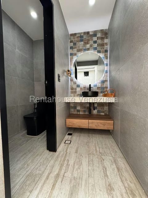 Casa (Multipes Niveles) en Venta en Lomas de La Lagunita, Distrito Metropolitano - 77