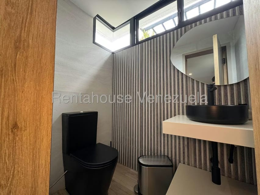 Casa (Multipes Niveles) en Venta en Lomas de La Lagunita, Distrito Metropolitano - 80