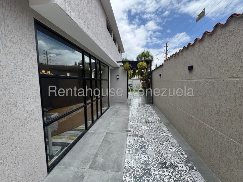 Casa (Multipes Niveles) en Venta en Lomas de La Lagunita, Distrito Metropolitano - 92