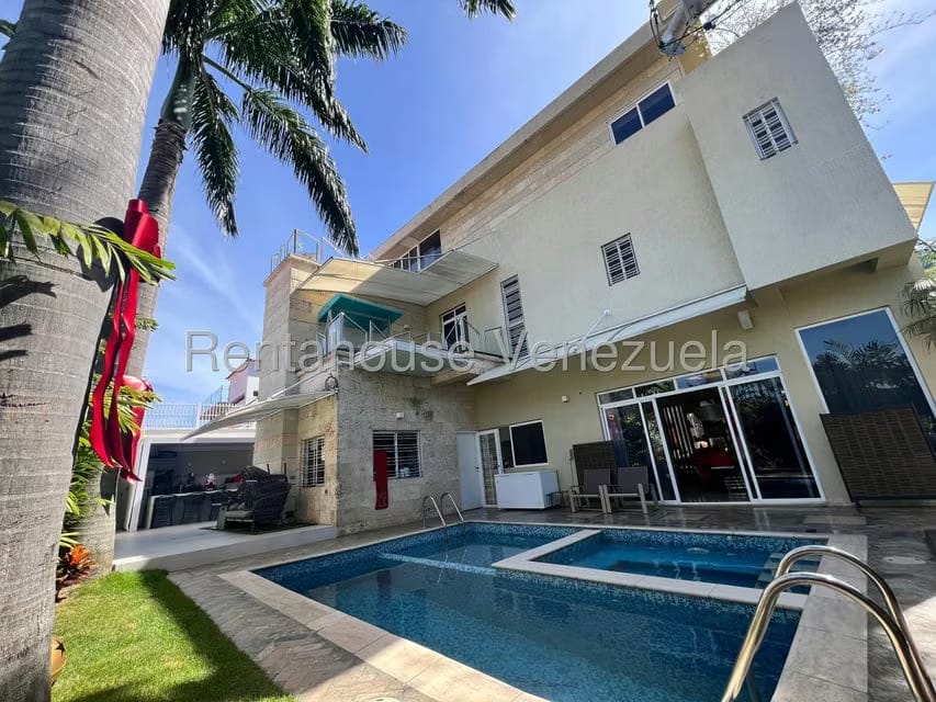Casa (Multipes Niveles) en Venta en Santa Paula, Distrito Metropolitano