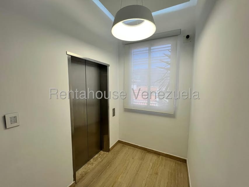Casa (Multipes Niveles) en Venta en Santa Paula, Distrito Metropolitano - 13