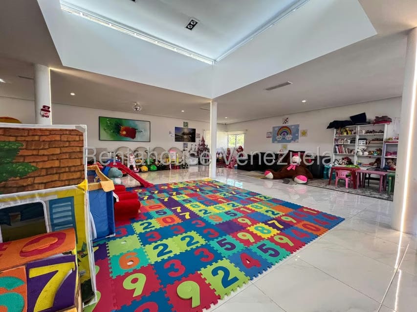 Casa (Multipes Niveles) en Venta en Santa Paula, Distrito Metropolitano - 29