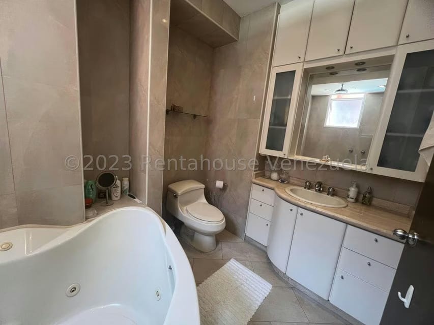 Apartamento (1 Nivel) en Alquiler en Lomas del Sol, Distrito Metropolitano - 18