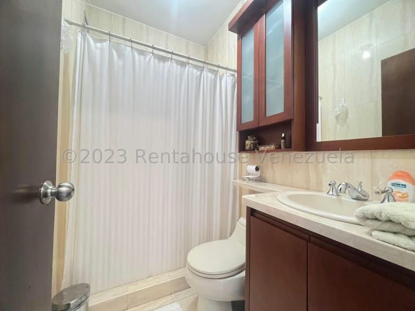 Apartamento (1 Nivel) en Alquiler en Lomas del Sol, Distrito Metropolitano - 25