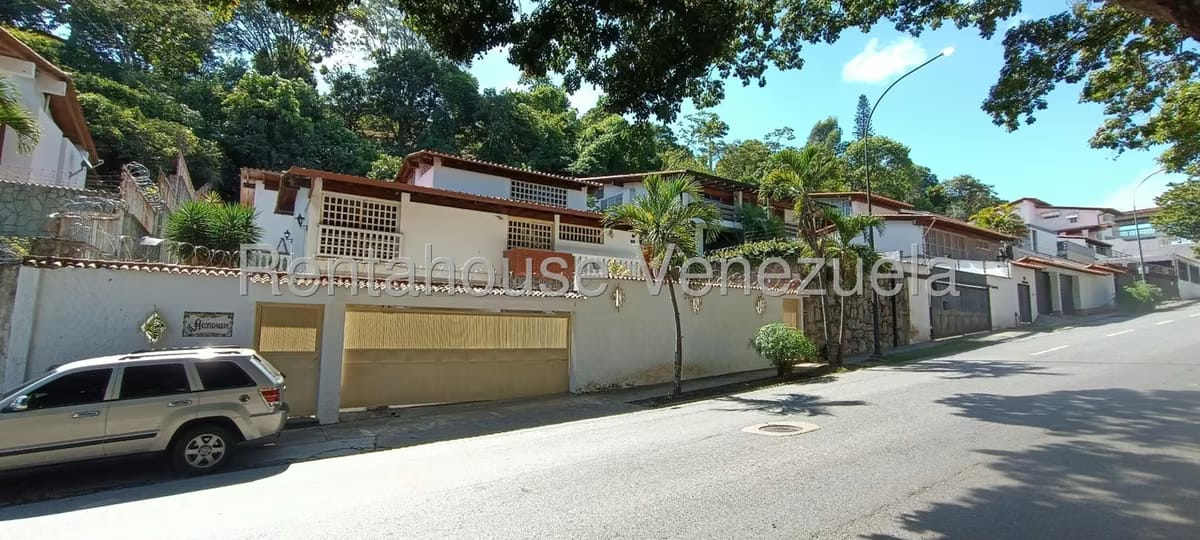 Casa (Multipes Niveles) en Venta en Prados del Este, Distrito Metropolitano