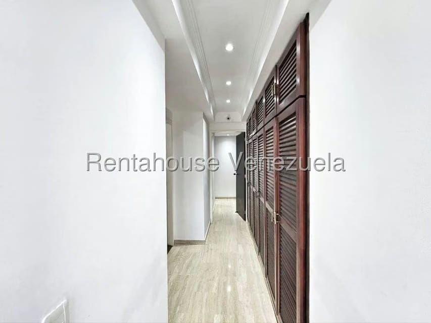 Casa (Multipes Niveles) en Venta en Lomas de La Lagunita, Distrito Metropolitano - 26