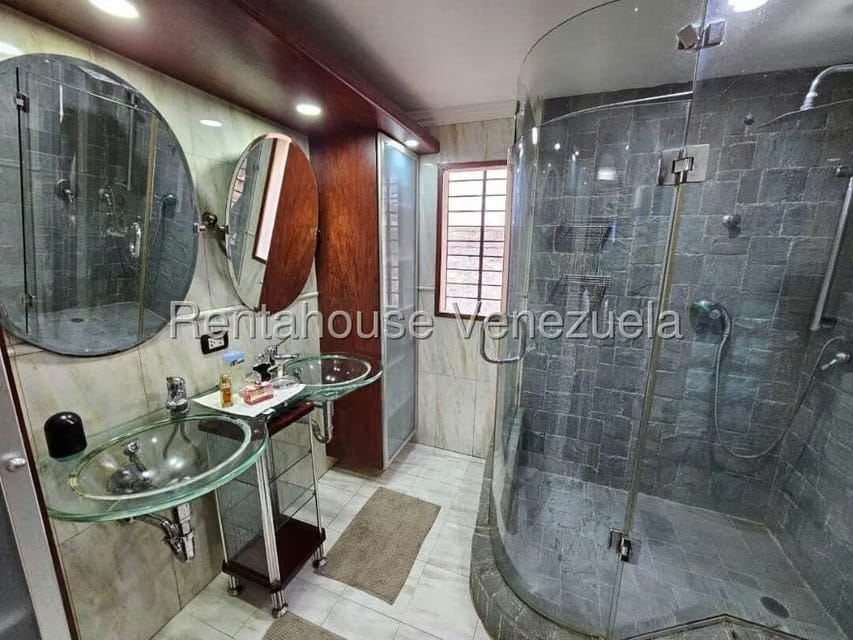 Casa (Multipes Niveles) en Venta en Lomas de La Lagunita, Distrito Metropolitano - 32