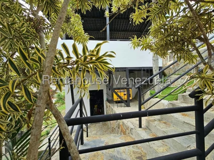 Casa (Multipes Niveles) en Venta en Lomas de La Lagunita, Distrito Metropolitano - 70
