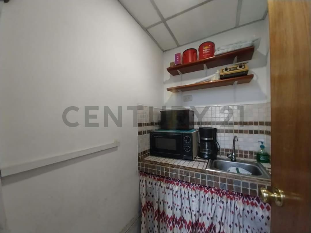 Alquiler de Consultorio Profesional al final de la Avenida Casanova - 11