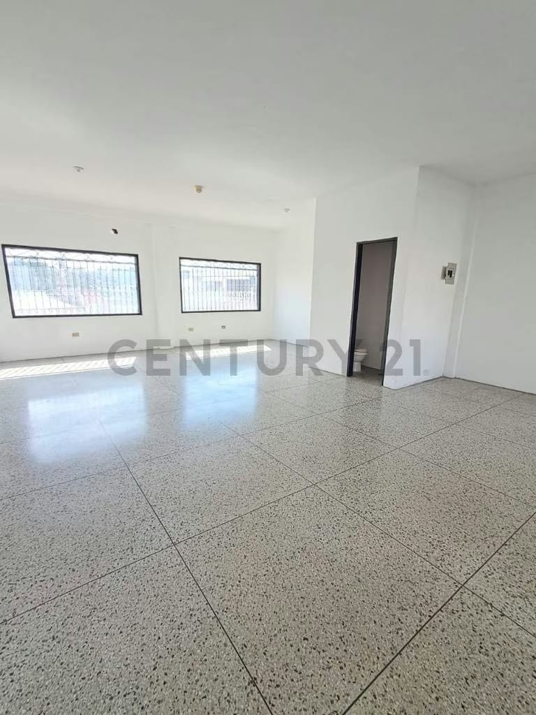 LOCAL COMERCIAL EN LA AV PORTUGUESA DE ANACO - 3