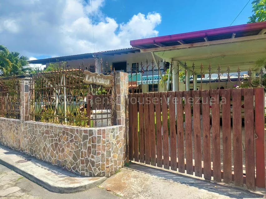 Casa (Colonial) en Venta en La Rosaleda, Miranda
