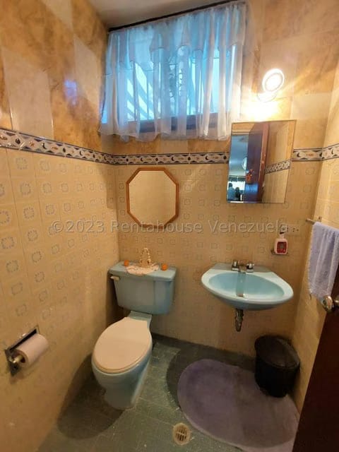 Casa (Colonial) en Venta en La Rosaleda, Miranda - 17