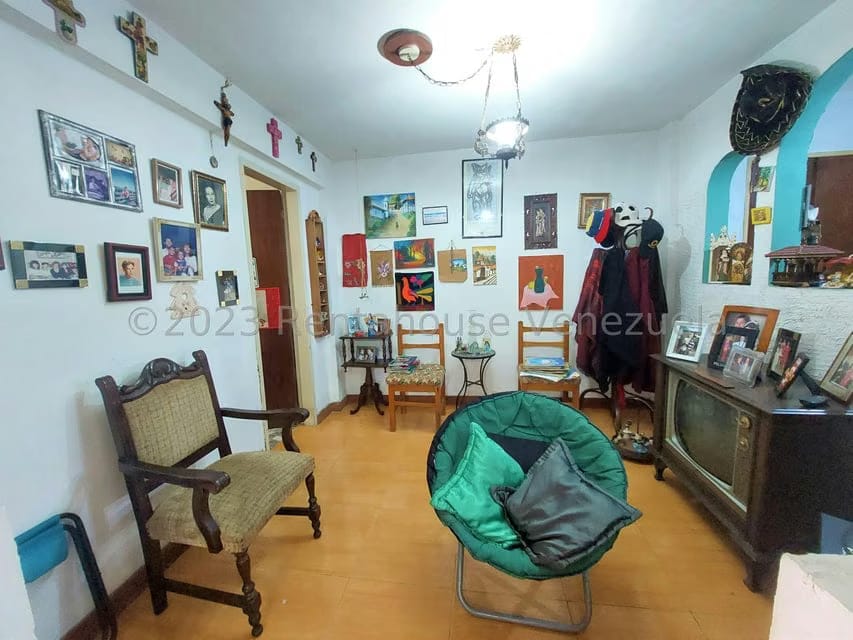 Casa (Colonial) en Venta en La Rosaleda, Miranda - 46