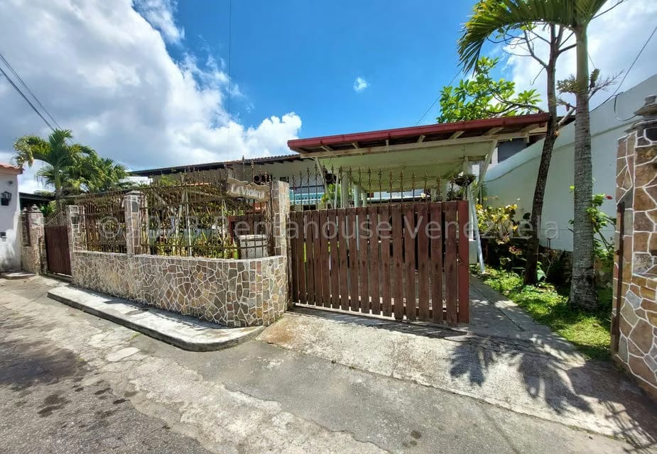 Casa (Colonial) en Venta en La Rosaleda, Miranda - 50