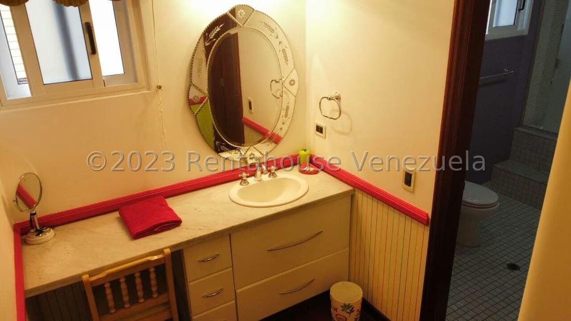 Casa (Multipes Niveles) en Venta en Lomas de La Lagunita, Distrito Metropolitano - 26