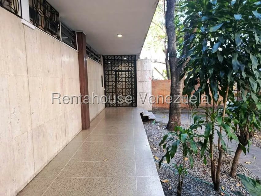 Apartamento (1 Nivel) en Alquiler en Los Palos Grandes, Distrito Metropolitano - 2