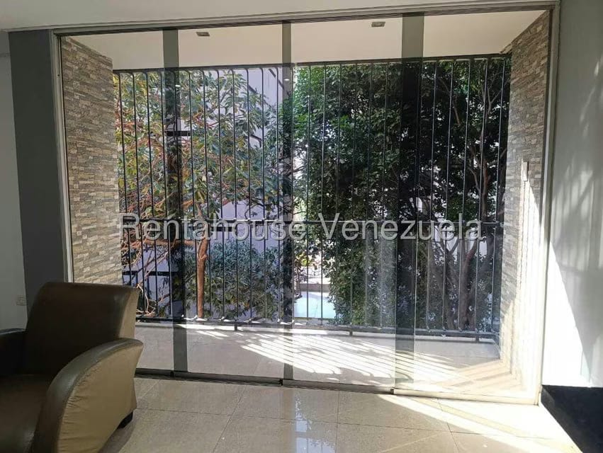 Apartamento (1 Nivel) en Alquiler en Los Palos Grandes, Distrito Metropolitano - 12