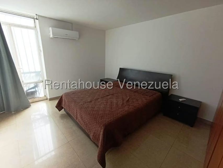 Apartamento (1 Nivel) en Alquiler en Los Palos Grandes, Distrito Metropolitano - 16